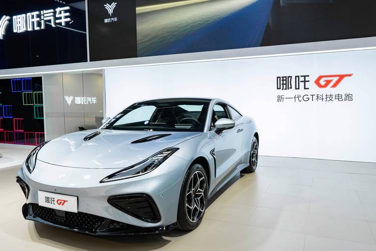 成都9哪吒汽车在智能汽车领域的表现，领途汽车在新能源汽车市场中的影响力